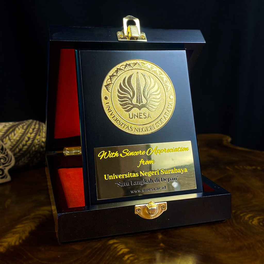 plakat kayu tentang kami