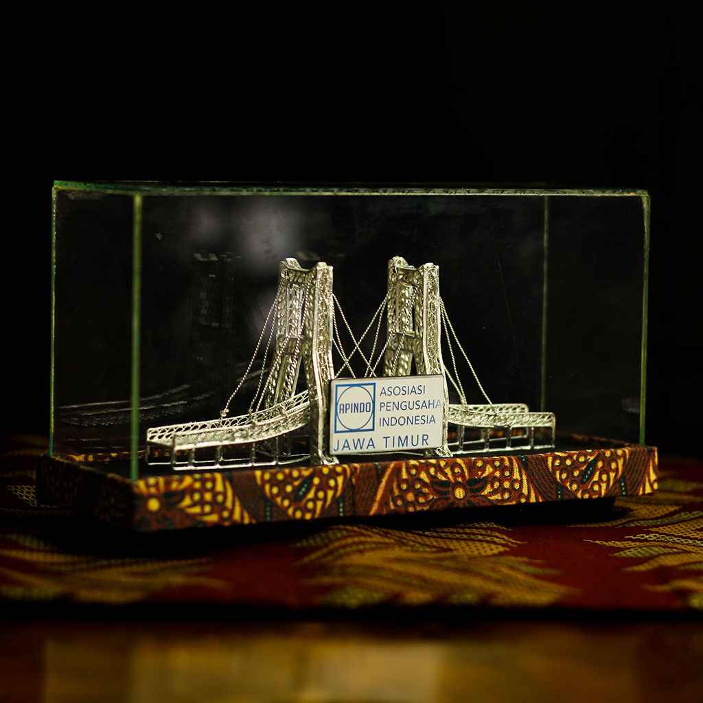 trophy logam tentang kami