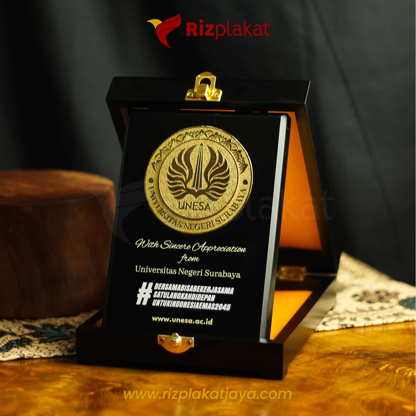 PLAKAT KAYU UNESA