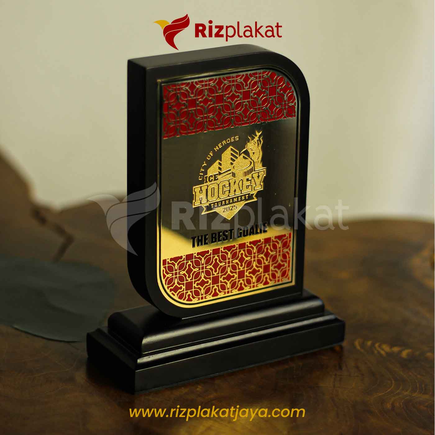 Plakat Penghargaan Kayu Plat Emas – Award Tournament & Event Olahraga Eksklusif
