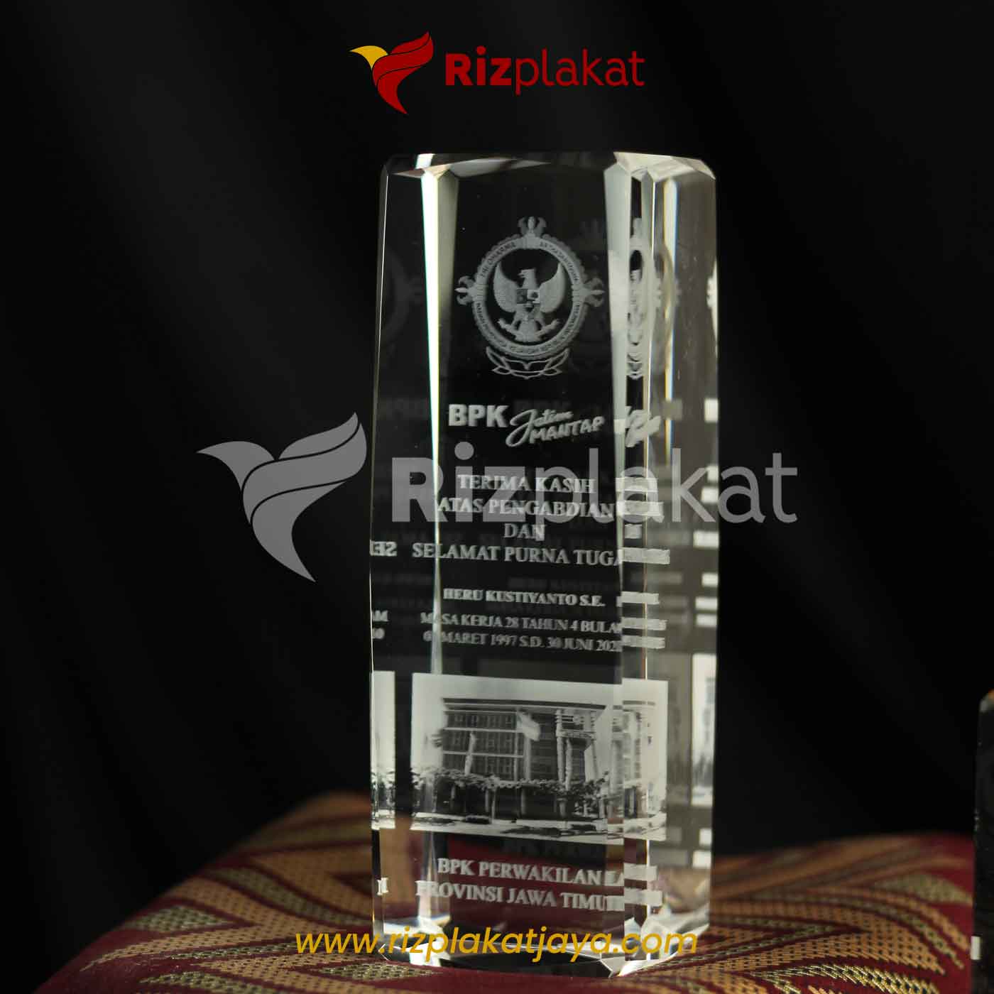Plakat Kristal Penghargaan Eksklusif Purna Tugas