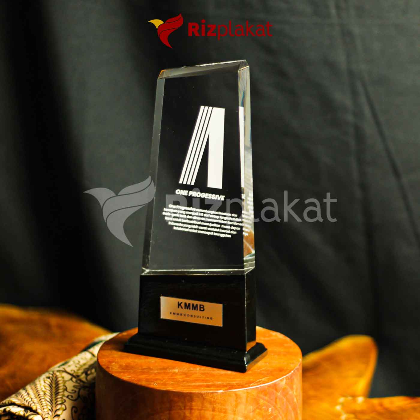 Plakat Penghargaan Kristal Elegan dengan Base Hitam Eksklusif
