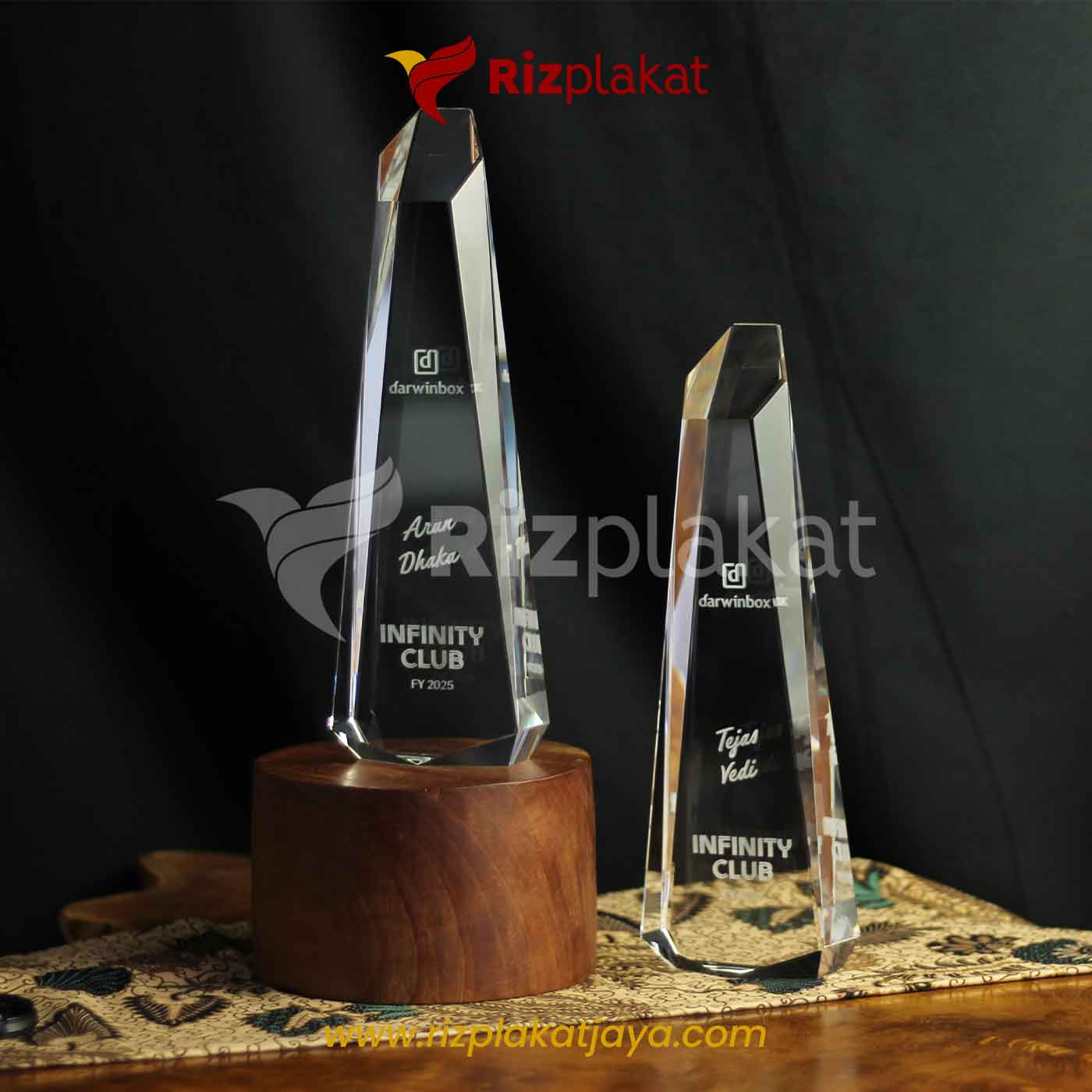 Plakat Penghargaan Kristal Eksklusif dengan Base Kayu Natural