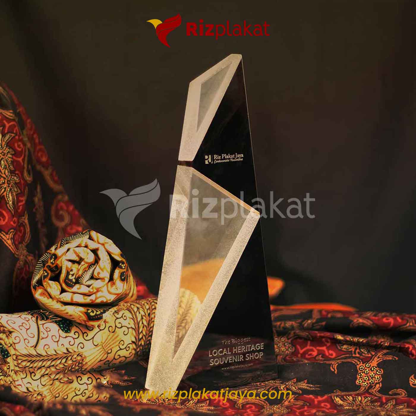 Plakat Penghargaan Kristal Modern dengan Desain Geometris Eksklusif