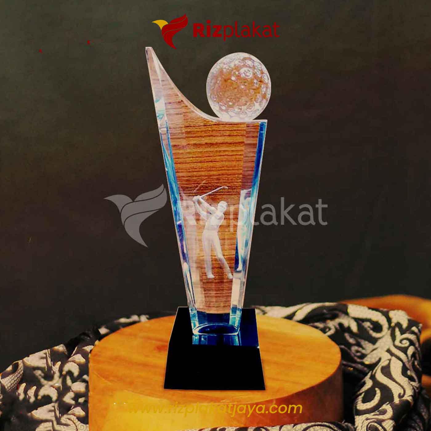 Plakat Penghargaan Kristal Eksklusif dengan Aksen Kayu dan Bola Golf