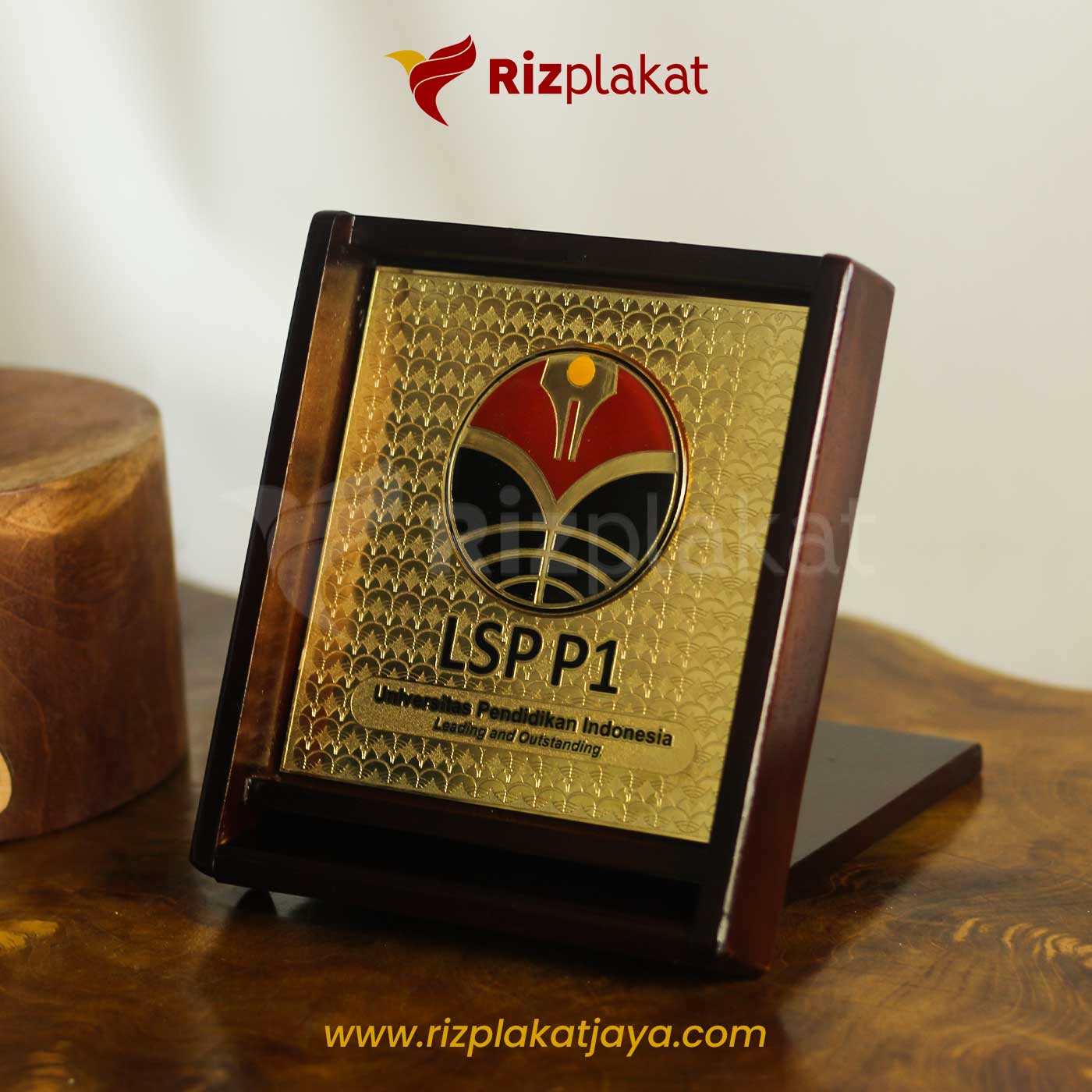 Plakat Penghargaan Kayu Plat Emas Custom Event Instansi & Pendidikan