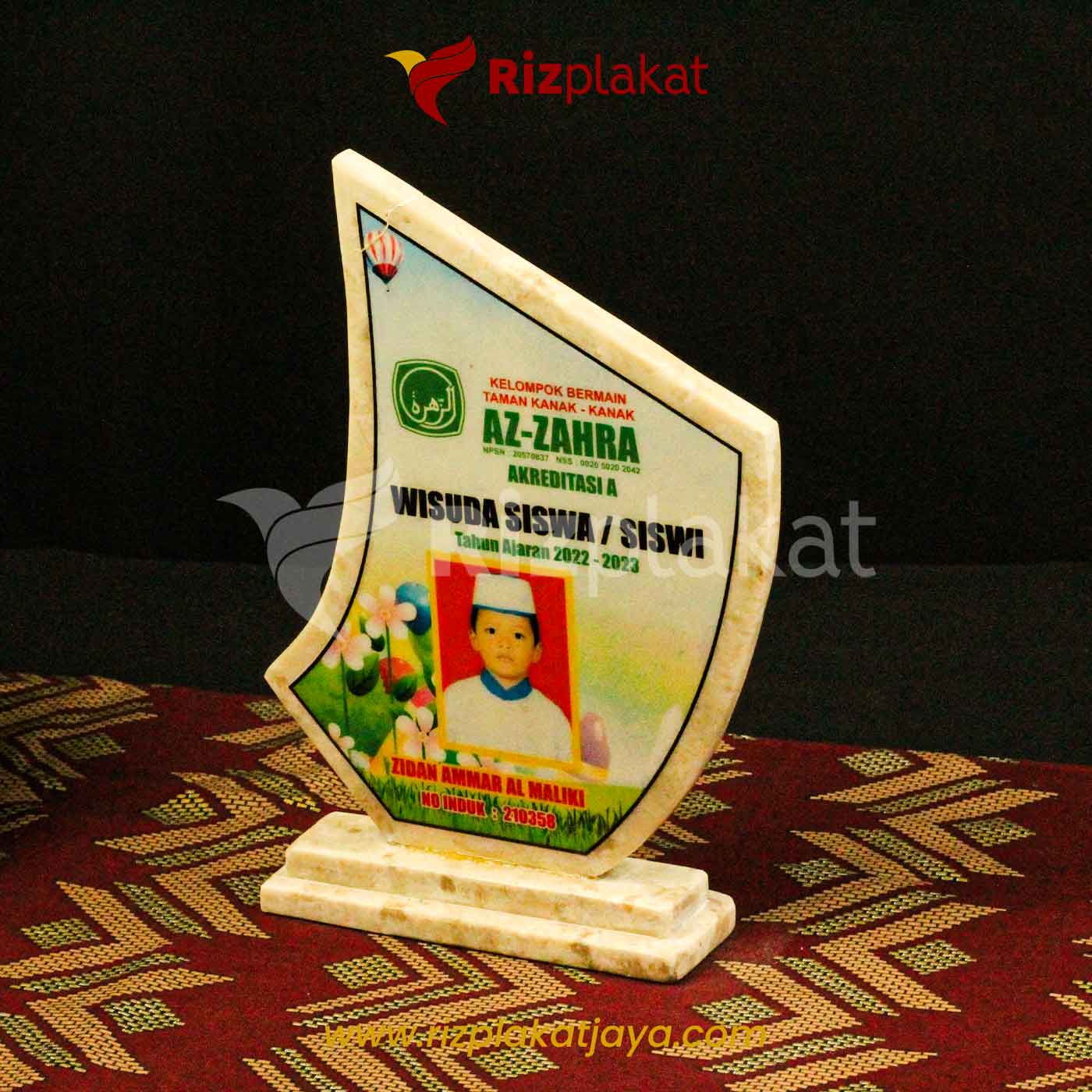 Plakat Wisuda Marmer Custom TK – Kenang-Kenangan Eksklusif dan Elegan