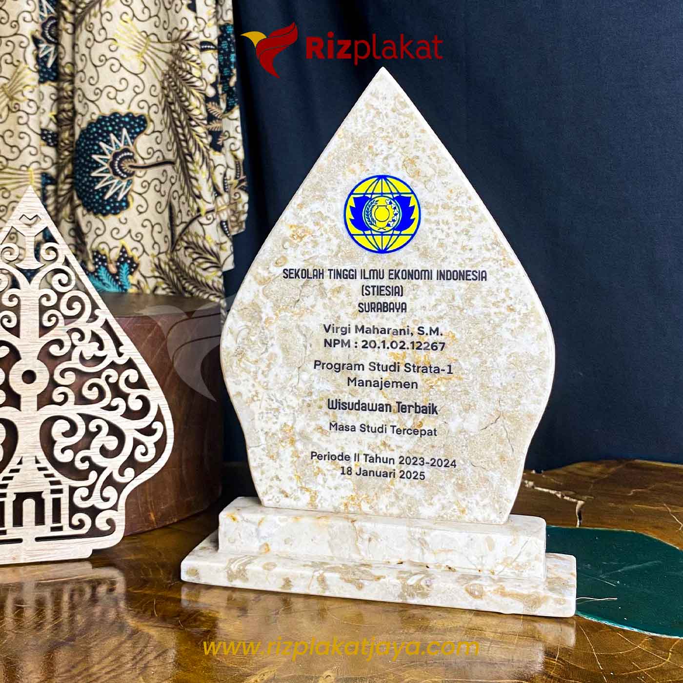 Plakat Wisuda Marmer Custom – Penghargaan Akademik Eksklusif & Elegan