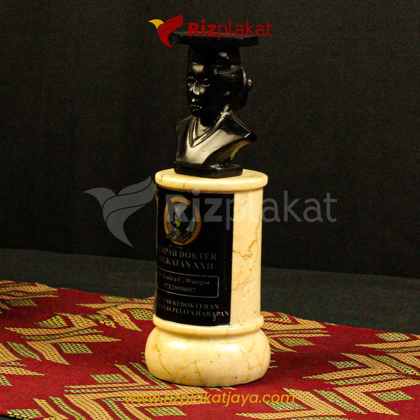 Plakat Wisuda Marmer Figur Dokter – Simbol Kelulusan Profesional & Prestisius