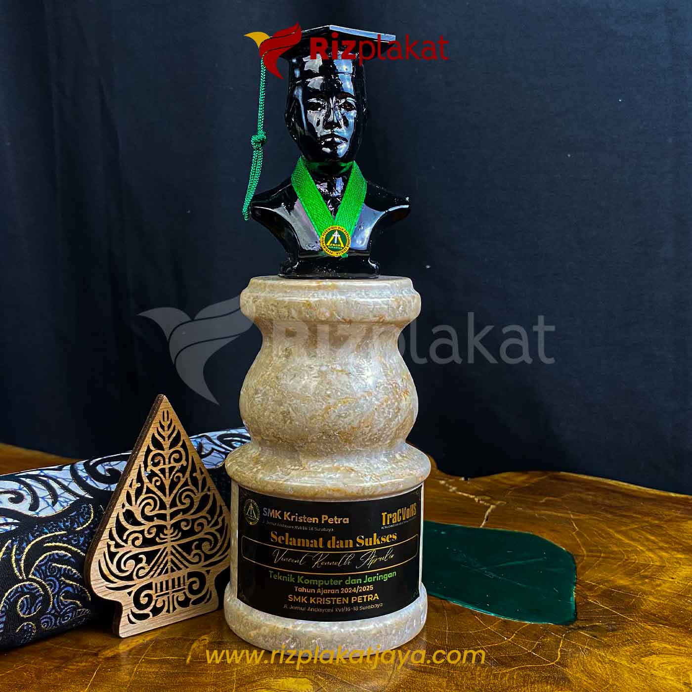 Plakat Wisuda Marmer Pilar Figur – Kenang-kenangan Kelulusan Berkelas & Eksklusif