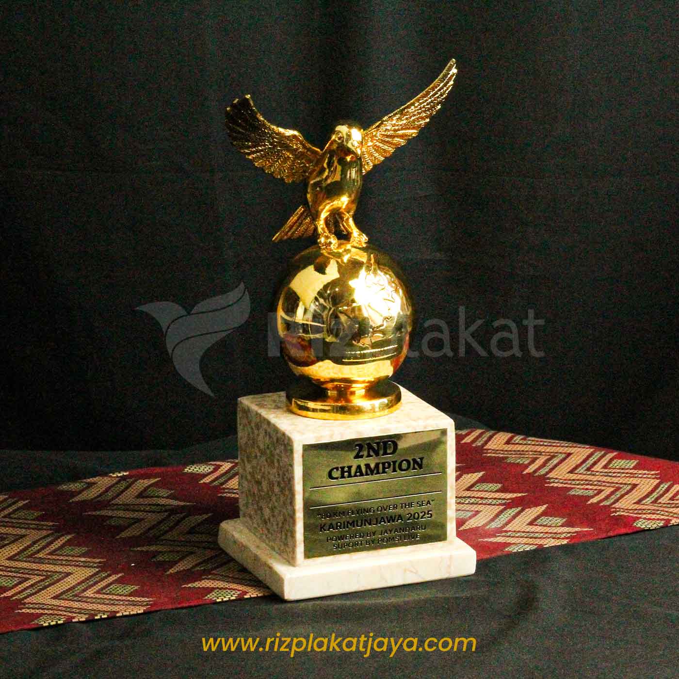 Plakat Trophy Logam Elang Globe Marmer