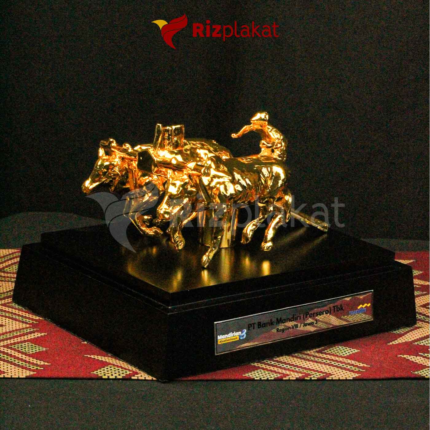 Plakat Trophy Logam Kereta Kuda Emas