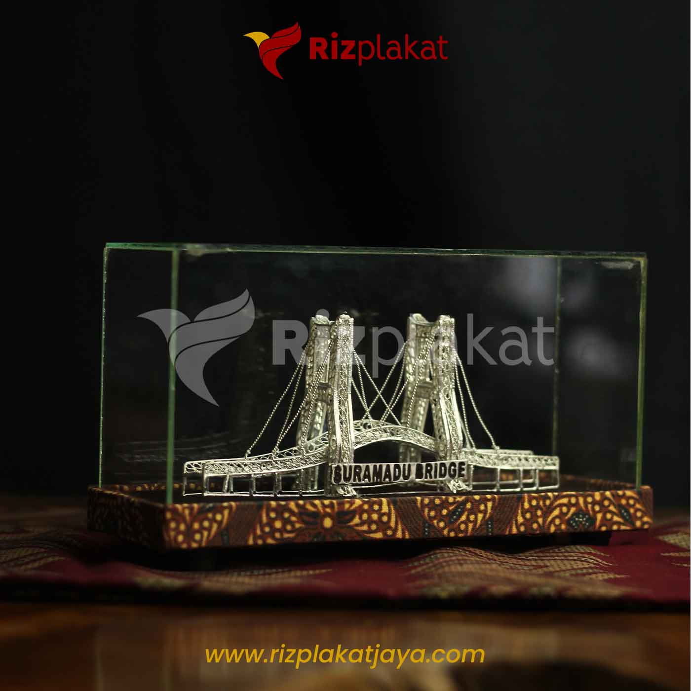 Plakat Miniatur Jembatan Suramadu dalam Akrilik