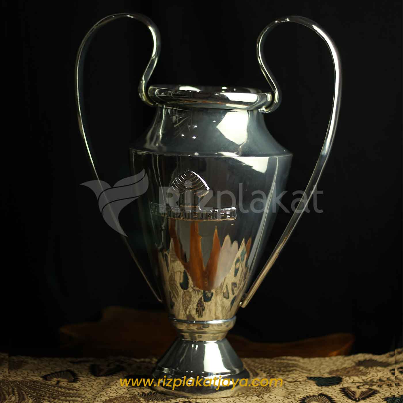 Piala Logam Silver Klasik Desain Trophy Eksklusif