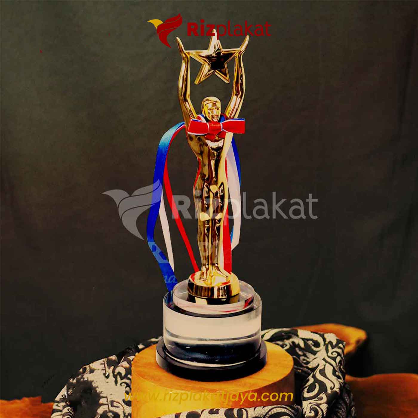 Piala Bintang Juara Desain Eksklusif dengan Aksen Pita