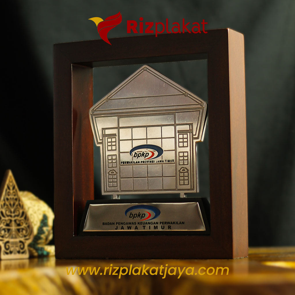 plakat kayu